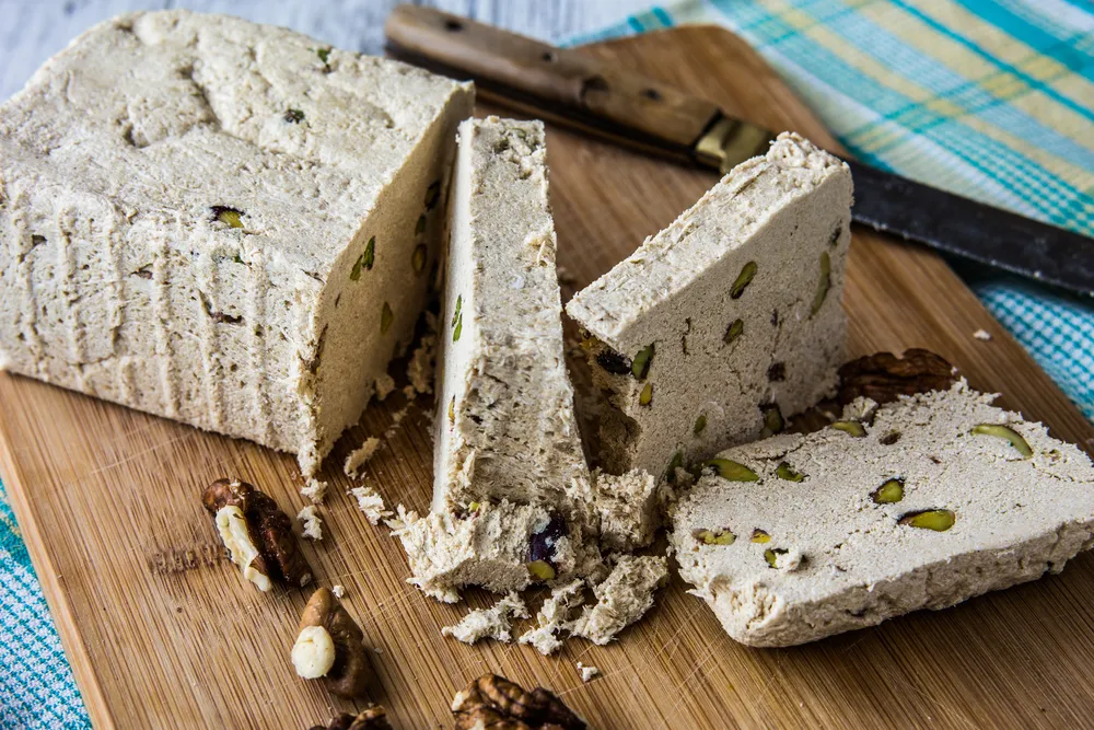 Chałwa - słodka przekąska i całkiem zdrowy deser? Jak zrobić ją w domu? [PRZEPIS]