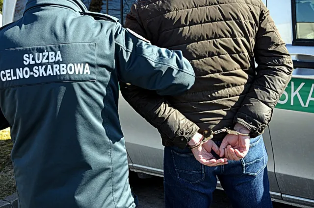 Podrabiali faktury VAT na towar z Azji. Skarb Państwa mógł stracić 285 milionów złotych, podejrzany usłyszał zarzuty