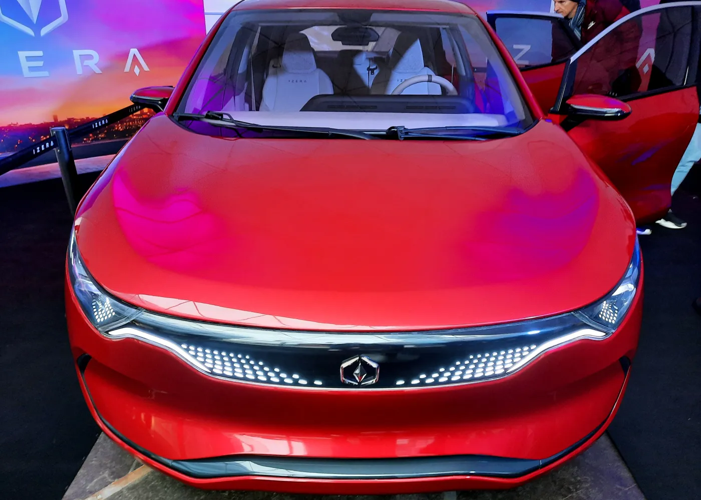 Izera szuka ludzi do pracy w fabryce w Jaworznie. Zaskakujący zwrot akcji