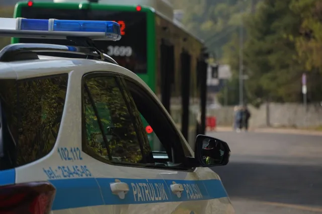 Potrącił policjanta. Kiedy go sprawdzono, okazało się, że ma... zwłoki w wersalce