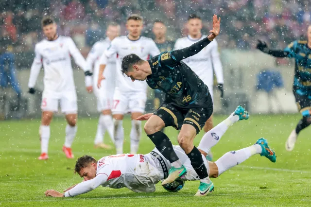 Górnik w "10" dowiózł skromne zwycięstwo do końca [WIDEO]