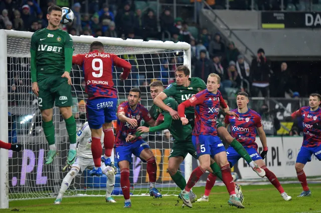 Lider zremisował z mistrzem. Ewidentny błąd bramkarza Rakowa [WIDEO]