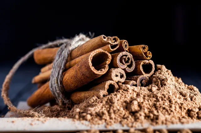 Poprawia przemianę materii i rozgrzewa: CYNAMON