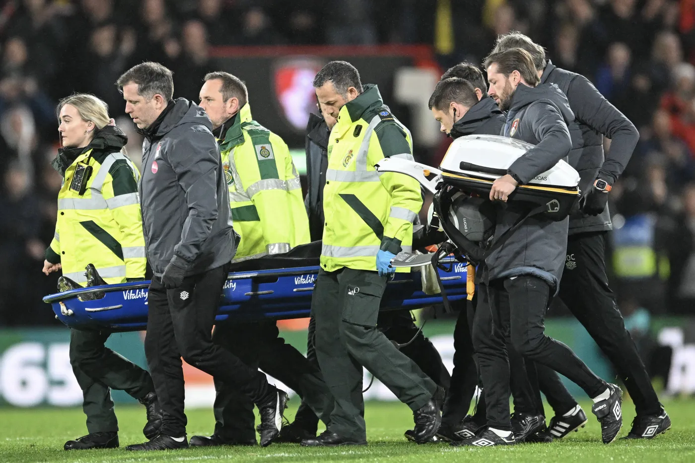 Chwila grozy w meczu Premier League. Tom Lockyer reanimowany na murawie [WIDEO]