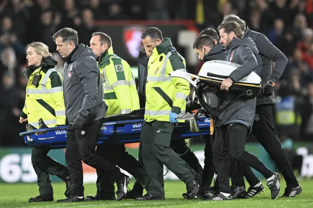 Chwila grozy w meczu Premier League. Tom Lockyer reanimowany na murawie [WIDEO]