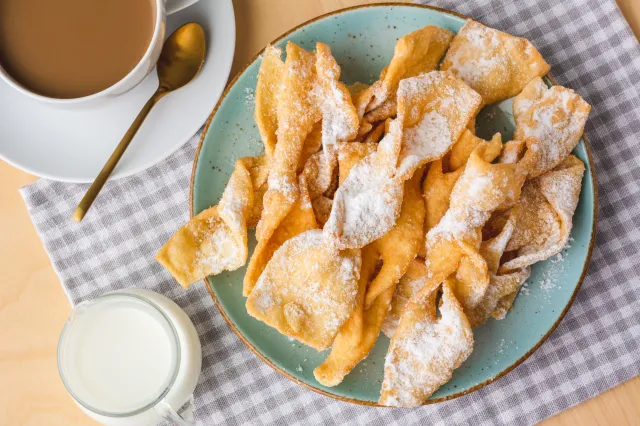 Jak usmażyć idealne faworki? Tego warto dodać do ciasta [PRZEPISY]