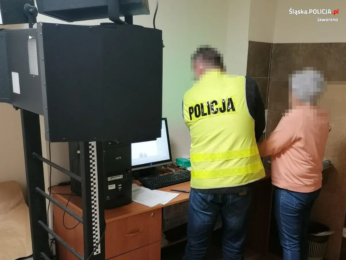 Jaworzno. Seniorka rozrzucała kiełbasę z pinezkami. "Była sfrustrowania szczekaniem i odchodami"