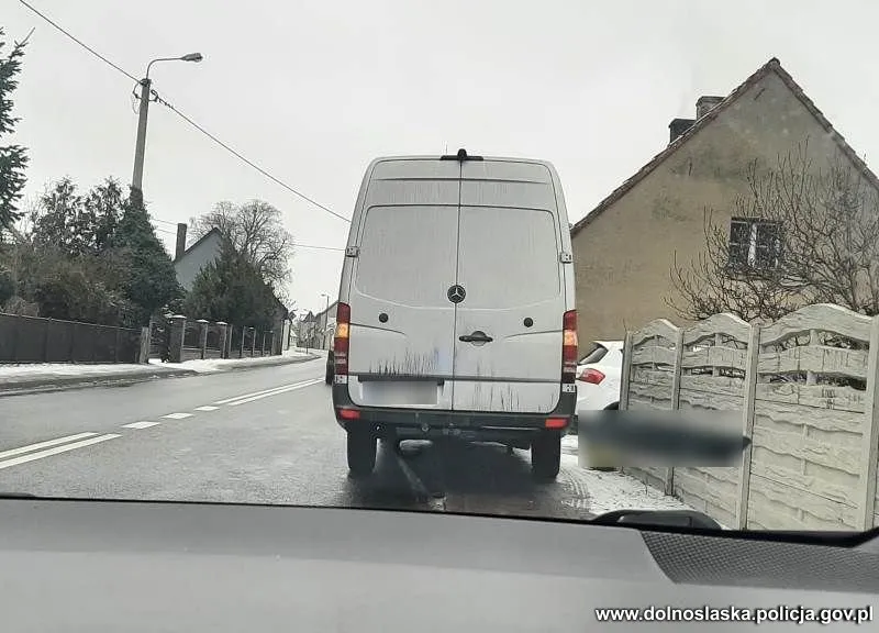 Cieszków. Kierował ciężarówką, choć nie miał prawa jazdy. Próbował oszukać policjantów