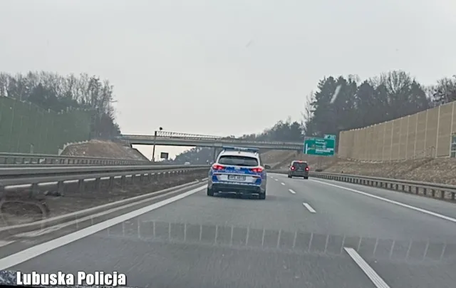 Policja pomogła wygrać wyścig z czasem o serce pacjentki. Przejazd z Zielonej Góry do Wrocławia w godzinę