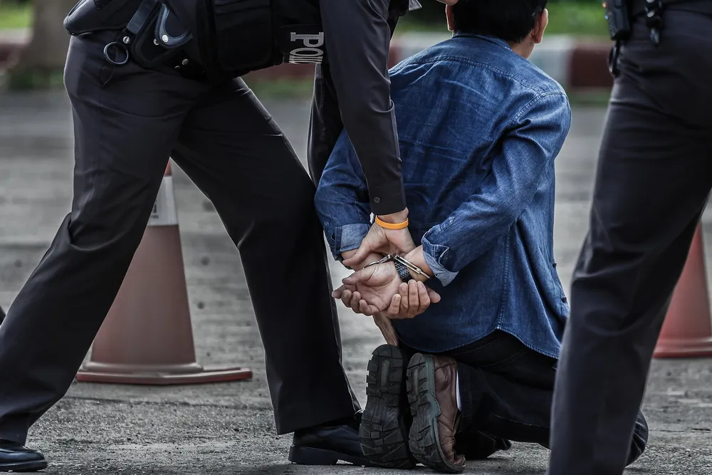 Nożownik zranił policjanta. Szedł w kierunku wiernych