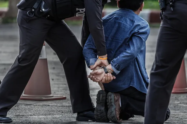 Nożownik zranił policjanta. Szedł w kierunku wiernych