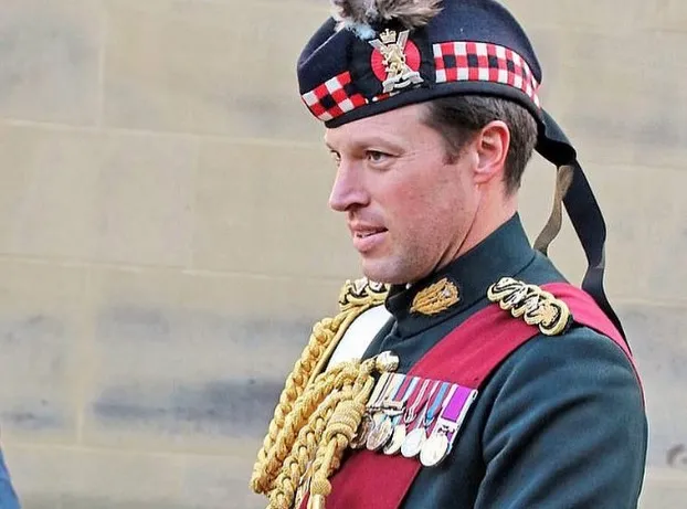 Ulubieniec Elżbiety II zdegradowany przez Karola III. Powód? Rozwód i romans