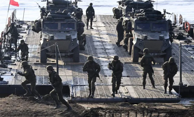 Te zdjęcia robią wrażenie. Ciężkie maszyny i kilkuset ludzi przeprawiło się przez Wisłę. Bez mostu