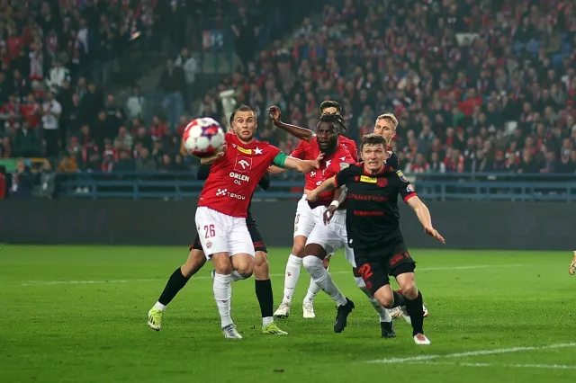 Wielkie kontrowersje w meczu Wisła - Widzew. "Biała-Gwiazda" w półfinale Pucharu Polski [WIDEO]