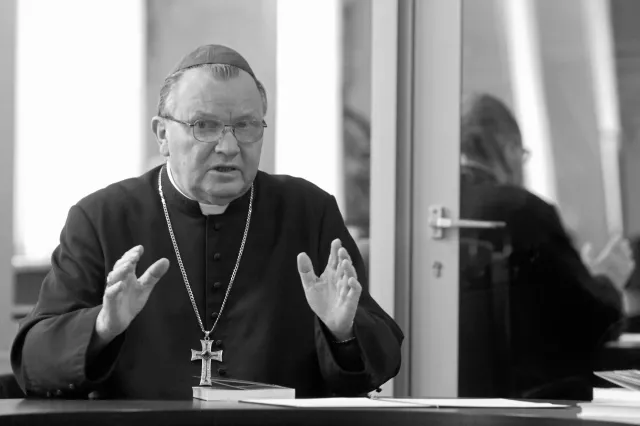 Nie żyje abp Marian Gołębiewski. Watykan nakazał mu żyć w pokucie