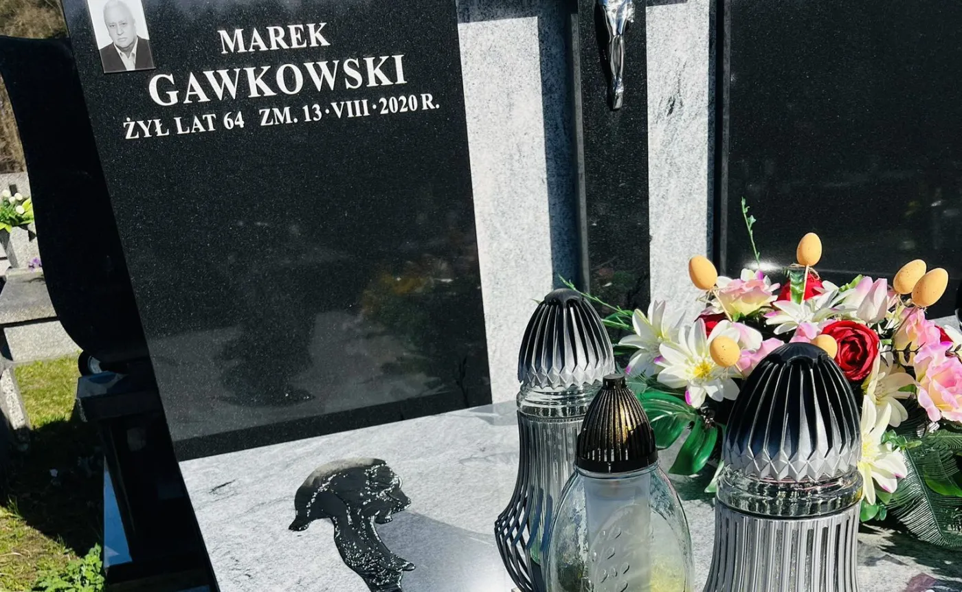 Grób ojca Krzysztofa Gawkowskiego oblany farbą. "Polityka wchodzi na cmentarze"