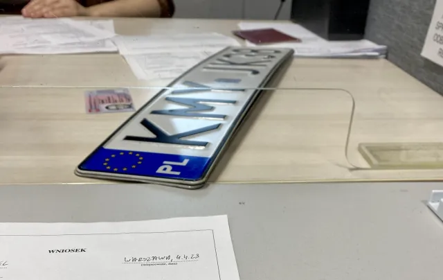 Przerejestrowanie samochodu bez zmiany tablic. Nie zapomnij o tym, bo urzędnik ci odmówi!