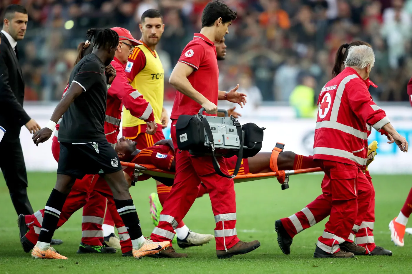 Chwile grozy w Serie A. Piłkarz AS Roma upadł na murawę bez kontaktu z przeciwnikiem