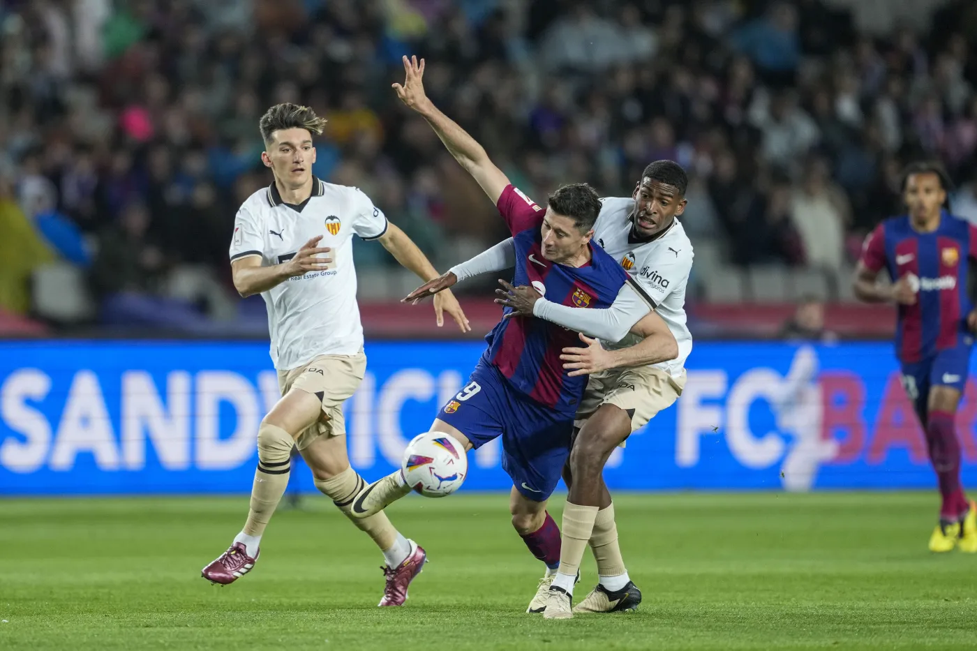 Robert Lewandowski z hat-trickiem! Show Polaka w meczu z Valencią [WIDEO]