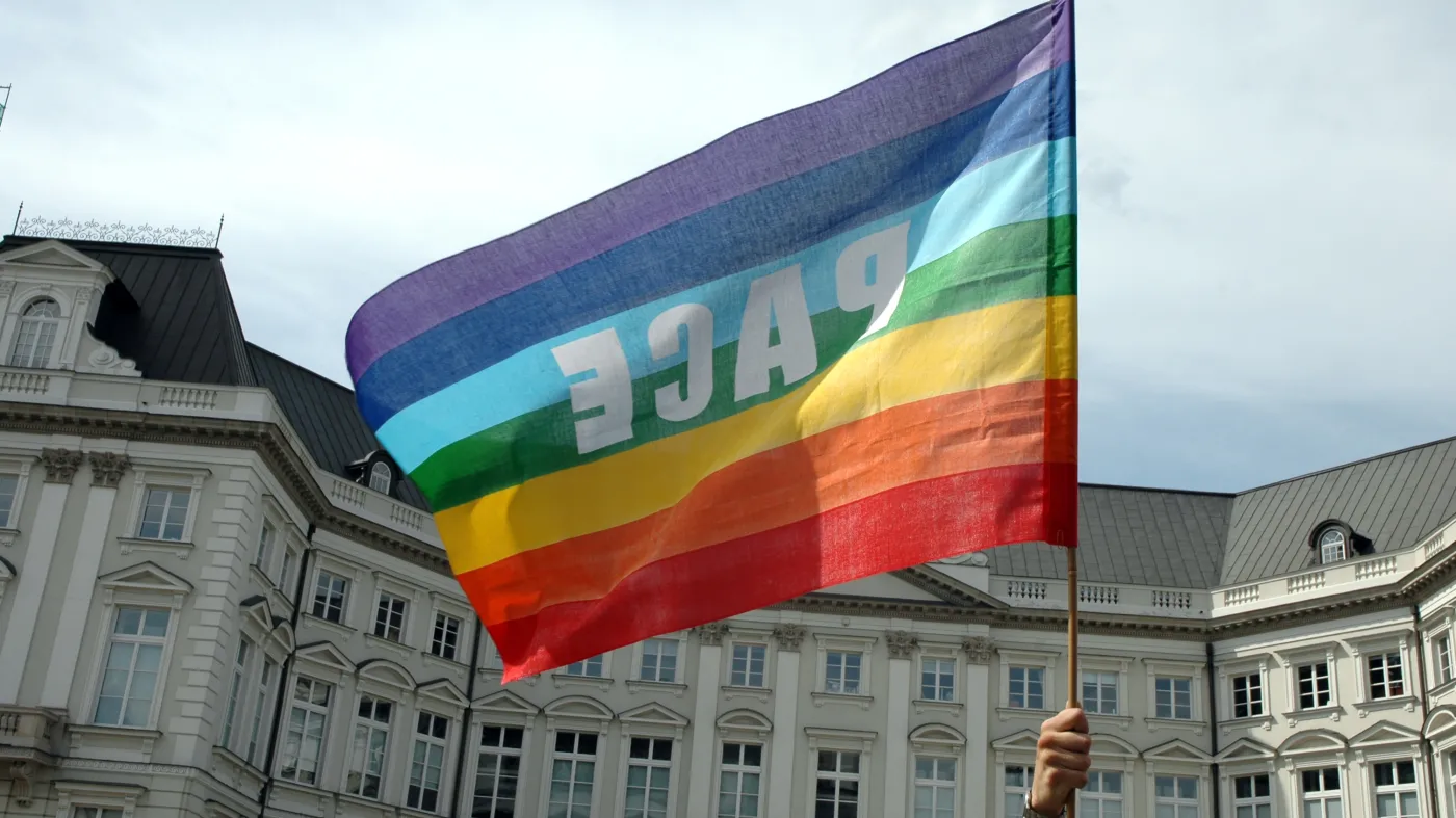 "Wyrażamy uznanie dla ciężkiej pracy społeczności LGBTQI+ na rzecz ich praw".  LIST ambasadorów