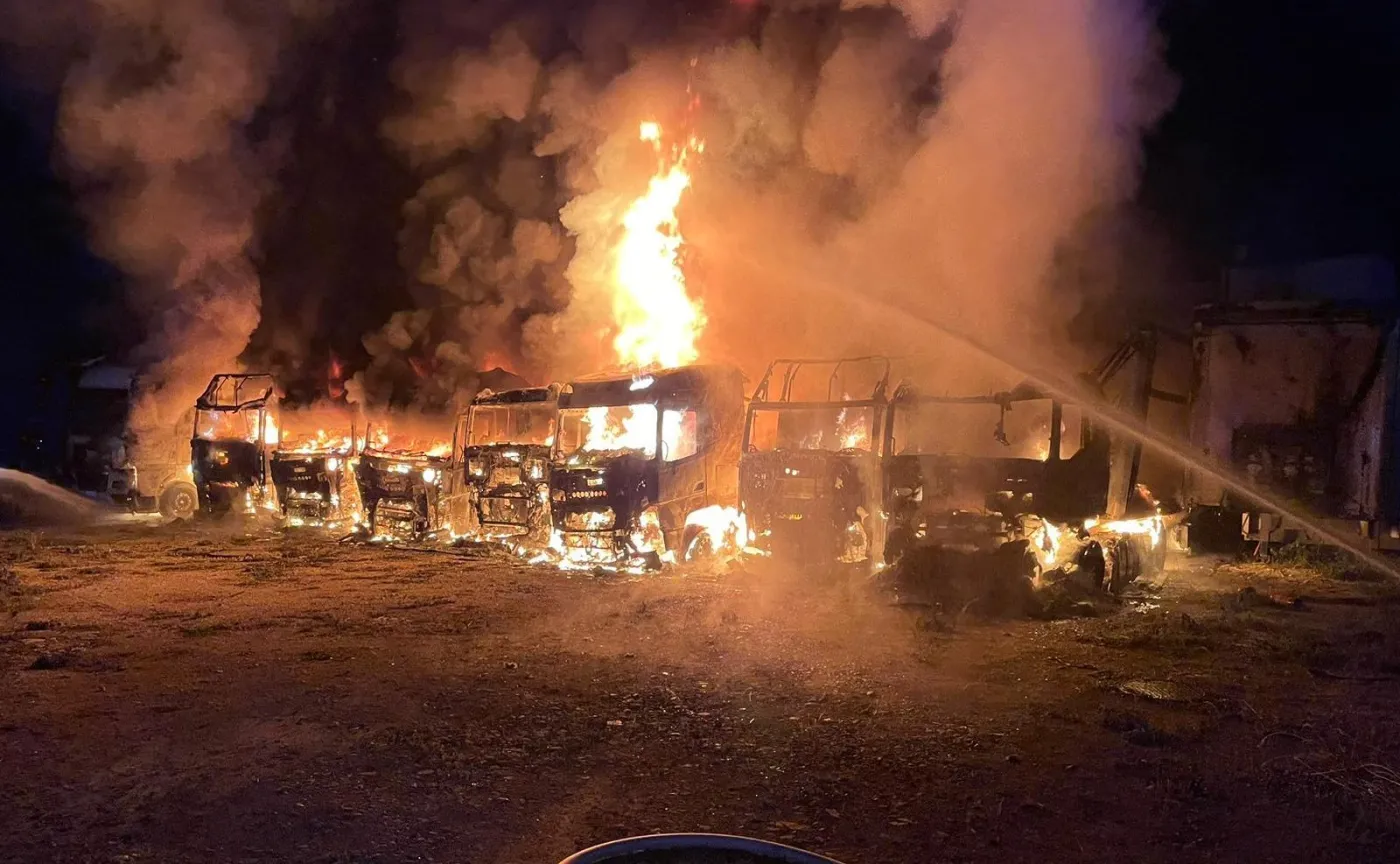 Nocny pożar w powiecie kwidzyńskim. Spłonęło dziewięć ciężarówek