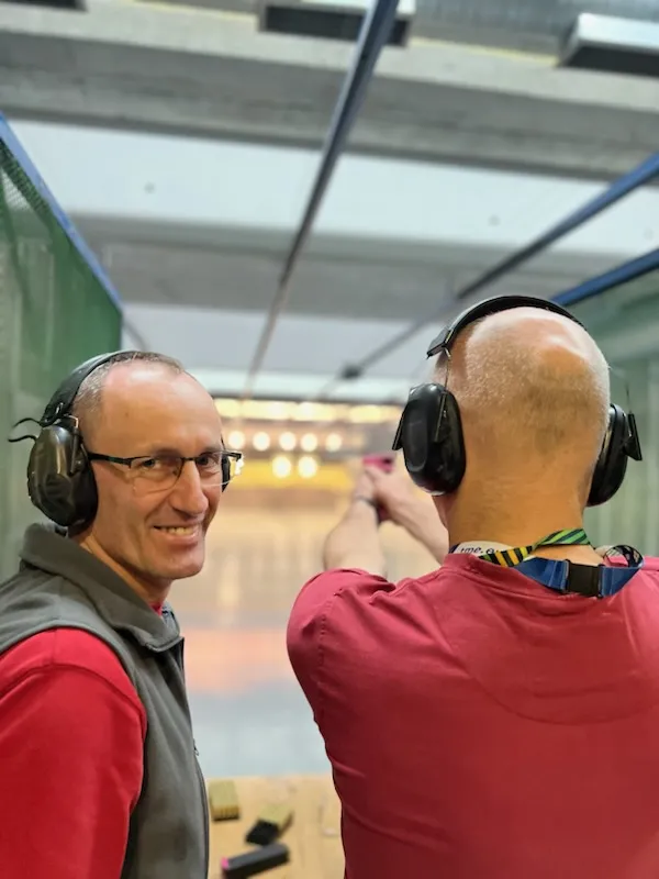 Michał Otręba z kursantem na strzelnicy