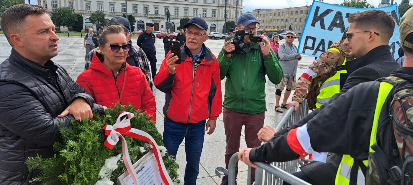 Zbigniew Komosa próbuje złożyć wieniec