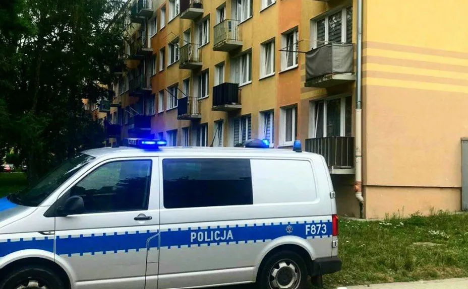 Chwile grozy. Czterolatka stała na zewnętrznym parapecie okna na drugim piętrze