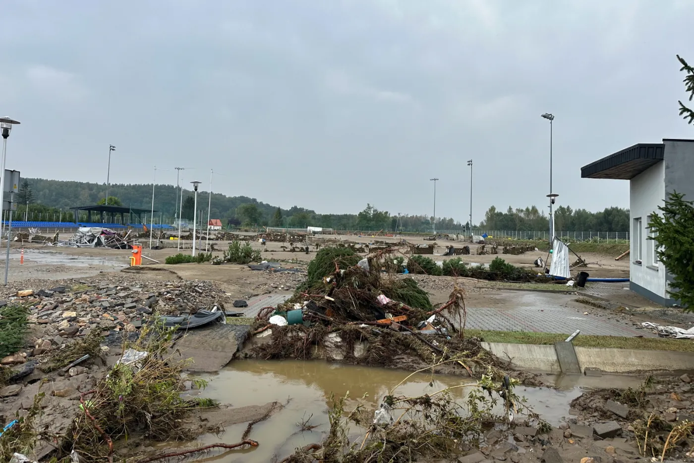 Zablokowane drogi krajowe w pięciu miejscach po powodziach. Gdzie są największe problemy?