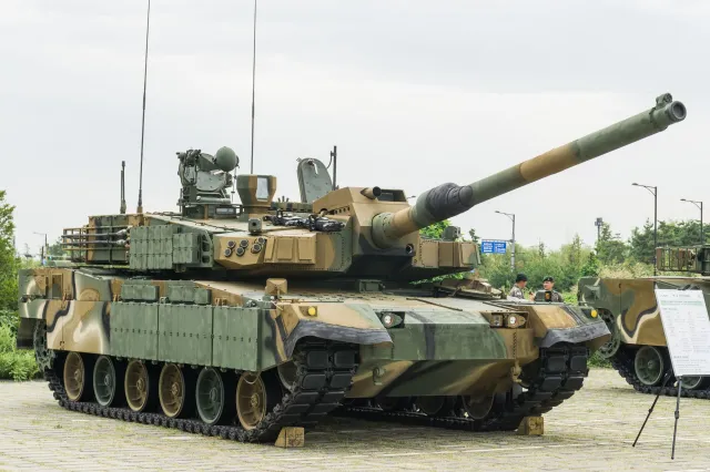 Koreański sprzęt bojowy trafi do Polski. Błaszczak podpisał umowy wykonawcze