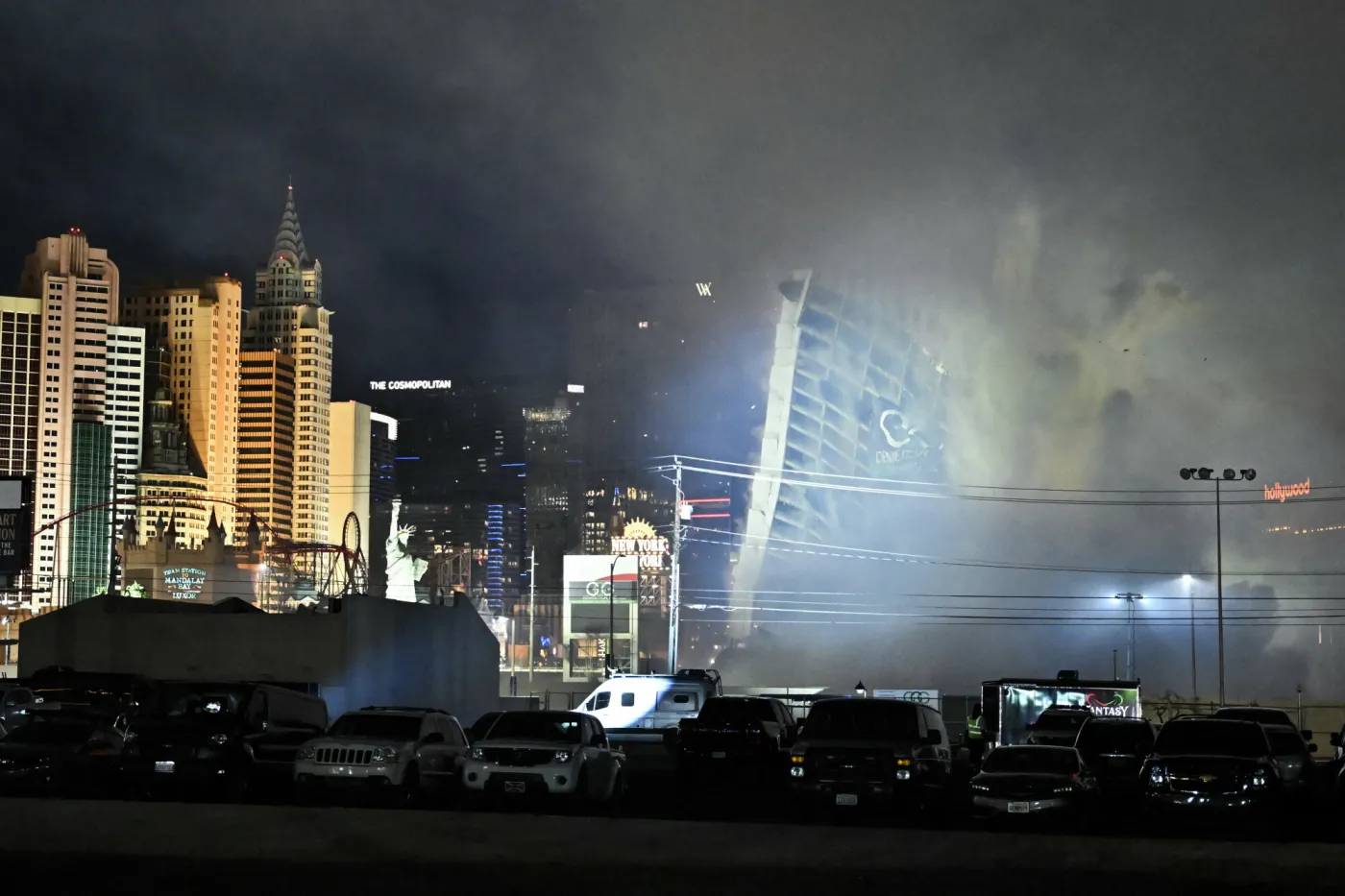 Hotel Tropicana wysadzony w powietrze. Słynny budynek z Las Vegas "zagrał" w wielu filmach [WIDEO]