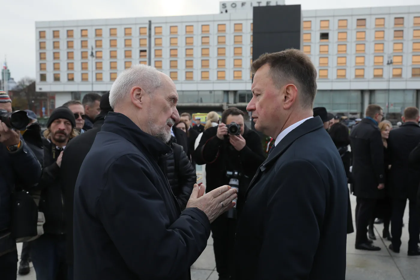 "Folwark Macierewicza. Błaszczak nic z tym nie robił". Nowy raport MON ma liczyć 1000 stron