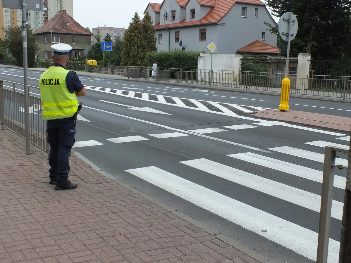 Policjant przy przejściu dla pieszych