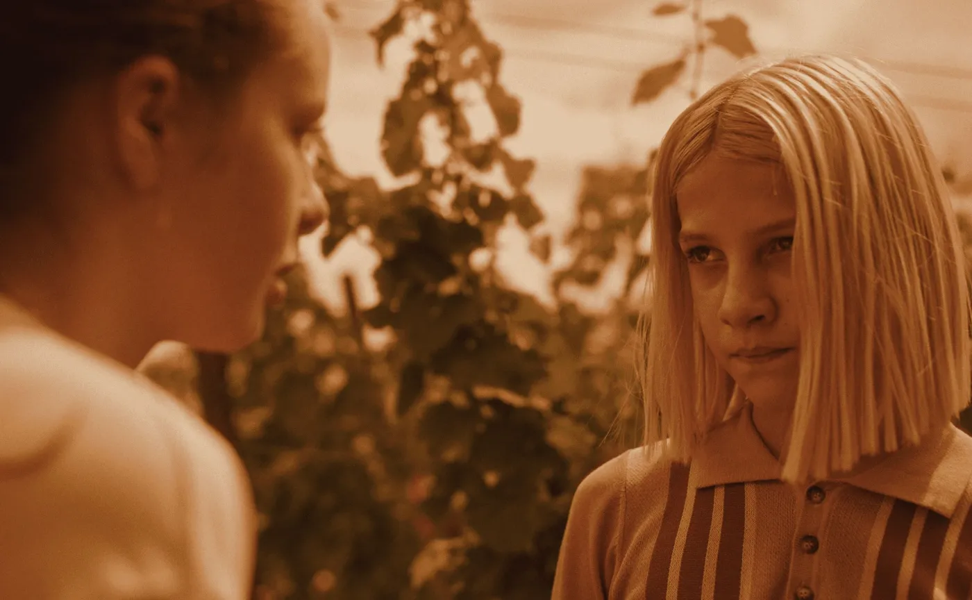 Antonina Litwiniak jako Ada Niezgódka i Konrad Repiński jako Albert w filmie "Kleks i wynalazek Filipa Golarza"