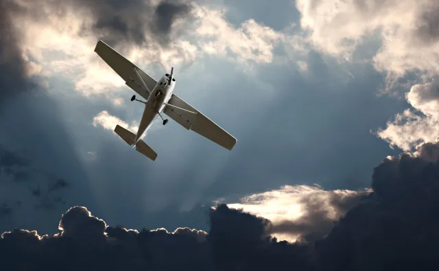 Wypadek awionetki w Warszawie. Są ranni [WIDEO]