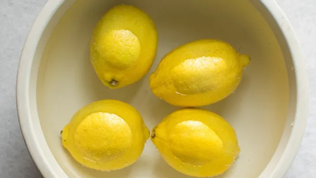 Wsyp do wody i zanurz cytrusy. W mig pozbędziesz się pestycydów