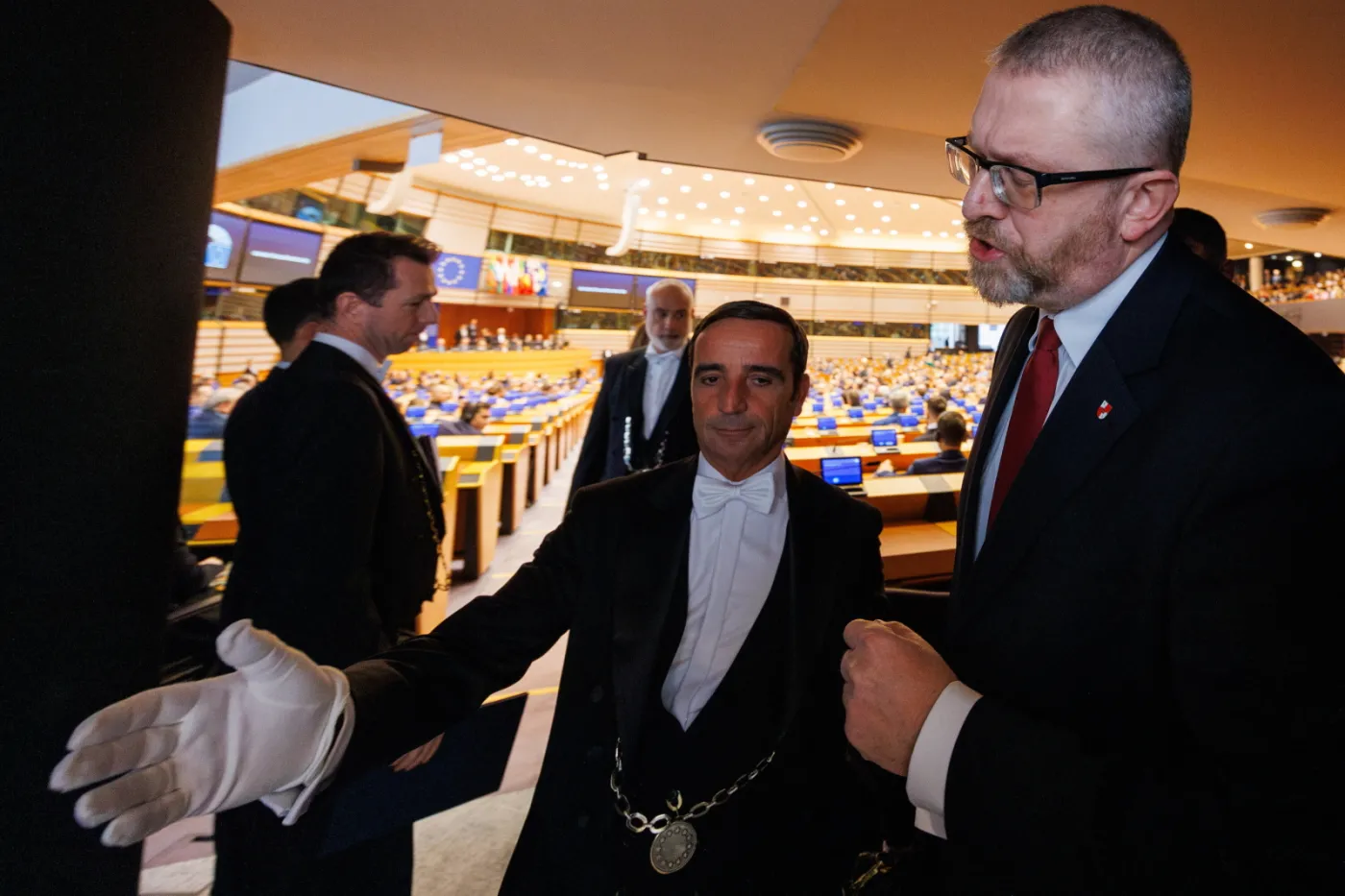 Grzegorz Braun wyprowadzony z europarlamentu. "Wstyd"