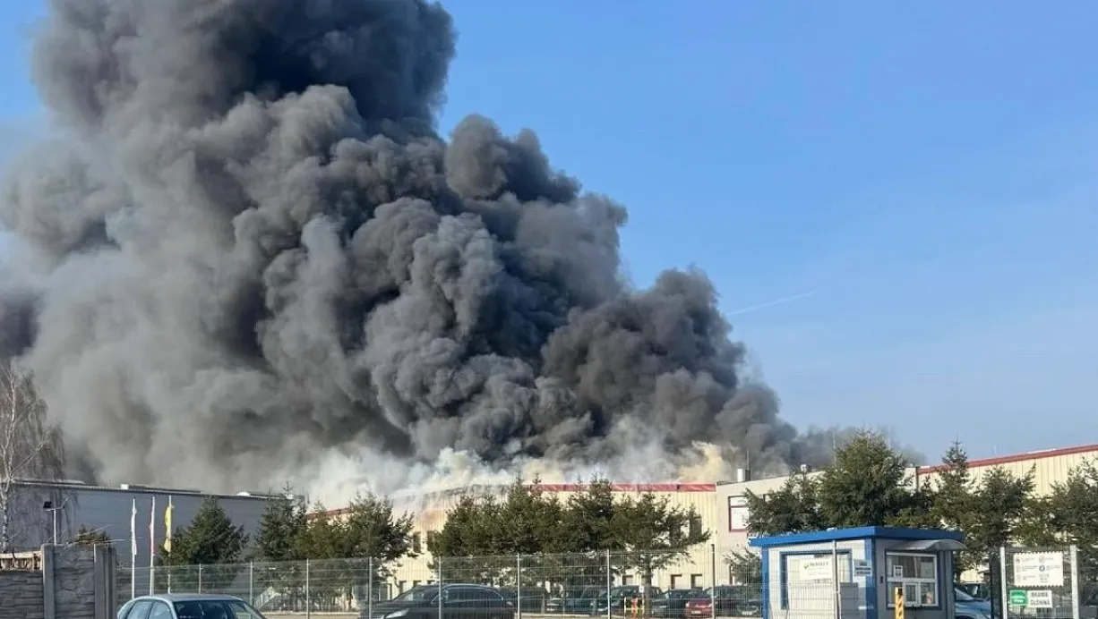 Wielki pożar koło Zielonej Góry. Płonie hala, słychać wybuchy