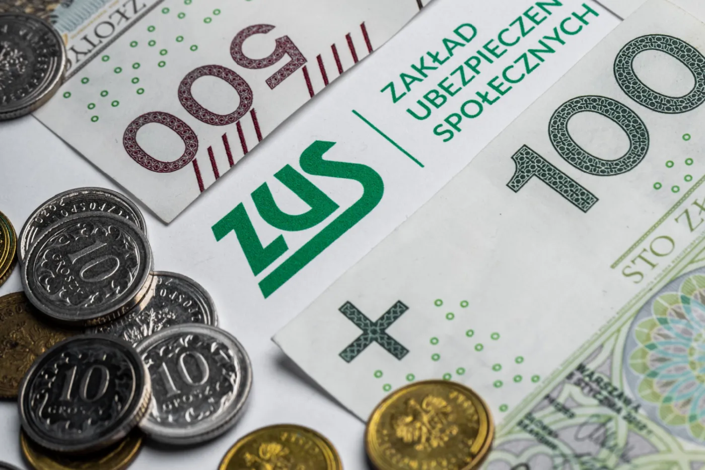 Prawie 13 tys. zł już w maju, a potem jeszcze 2,6 tys. zł co miesiąc. Dla kogo nowe świadczenie - dodatek dopełniający do renty socjalnej z ZUS?