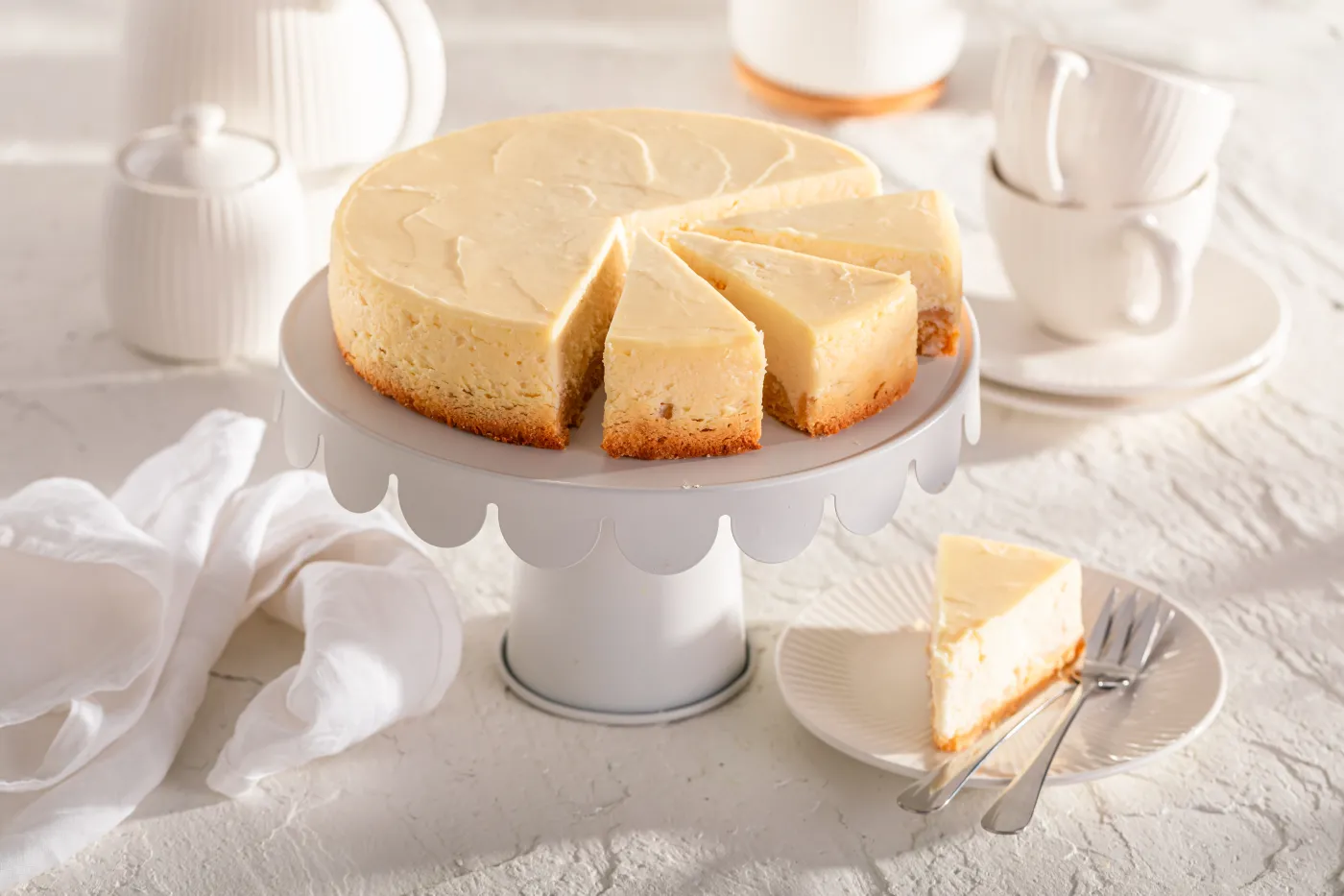 Zapomniany sposób na kremowy i wilgotny sernik. Wystarczy dodać 2 łyżki