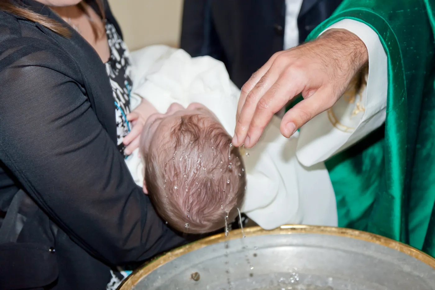 Kontrowersyjna praktyka w parafii pod Warszawą. Proboszcz wprowadził segregację chrztów