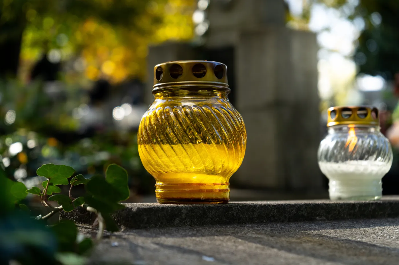 Kolor zniczy na grobie ma znaczenie. Warto to wiedzieć przed Wszystkimi Świętymi 2025