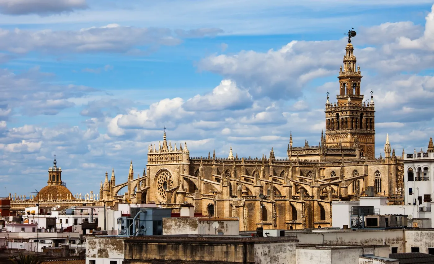Najszczęśliwsi ludzie żyją w tym europejskim mieście. Ta perła zachwyca architekturą i blaskiem słońca