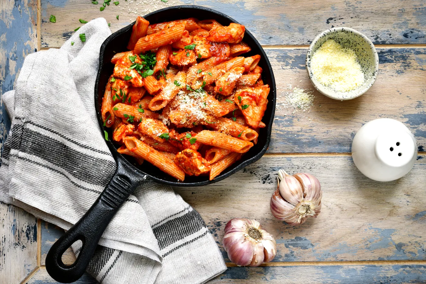 Najprostszy makaron z kremowym sosem pomidorowym. Przepis, który zawsze wychodzi