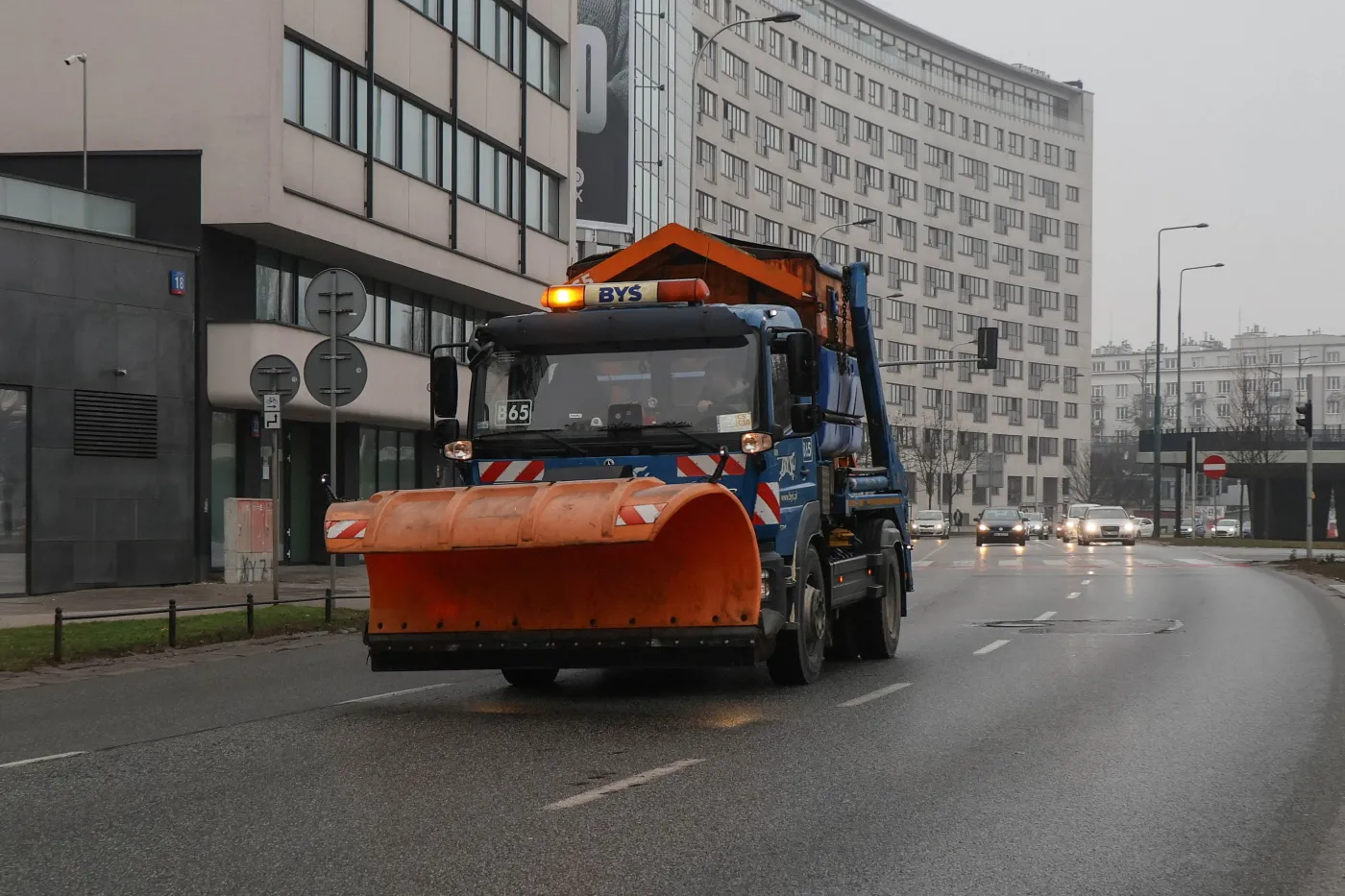 Alerty IMGW dla 14 województw. Marznący deszcz, gołoledź i silny wiatr