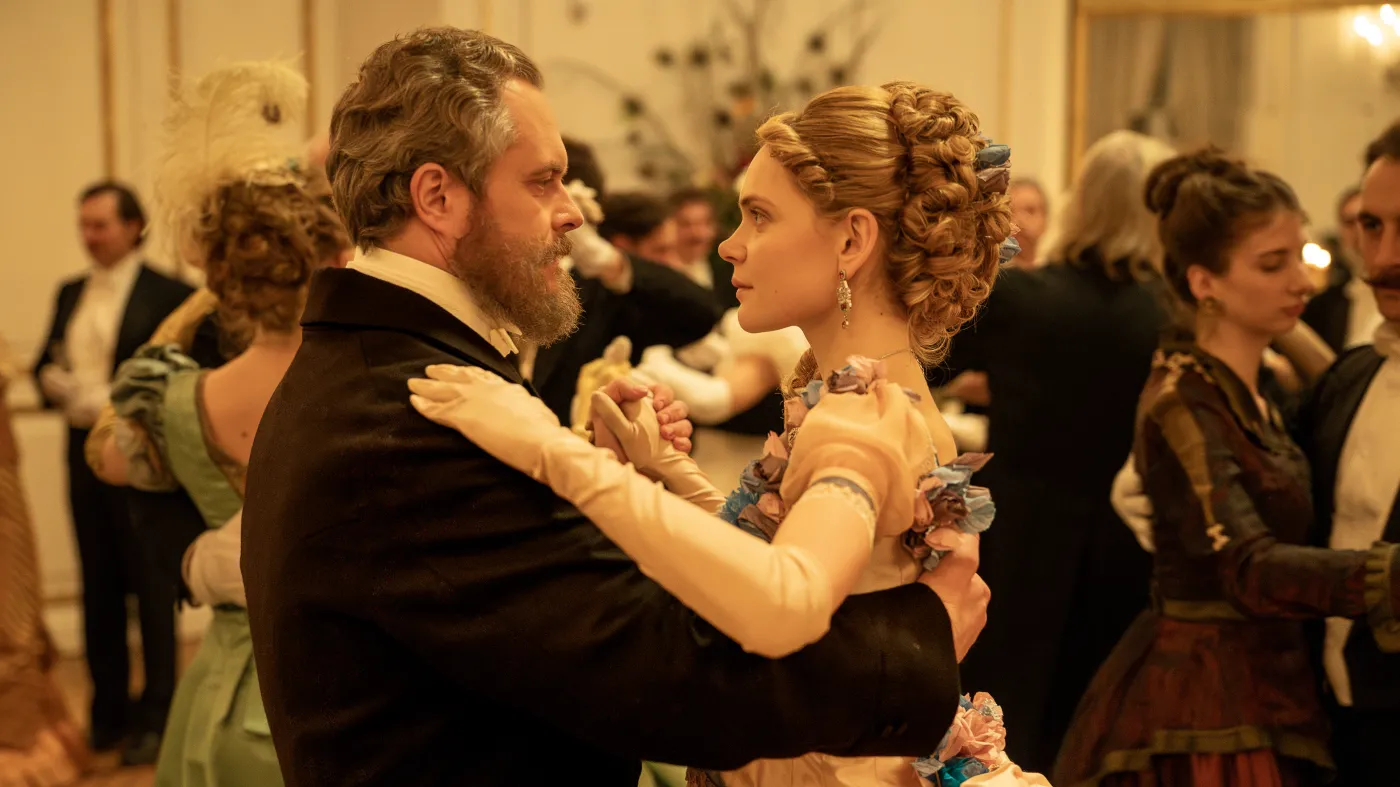 Netflix pokazał zdjęcia z serialu "Lalka". Tak wyglądają Łęcka i Wokulski [FOTO]