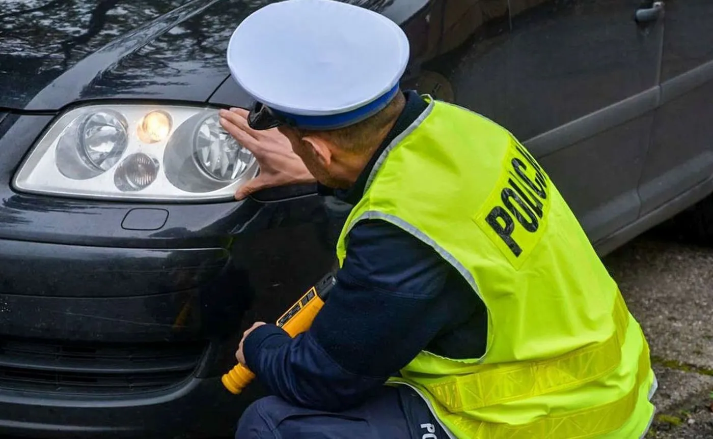 Policjant kontroluje światła samochodu