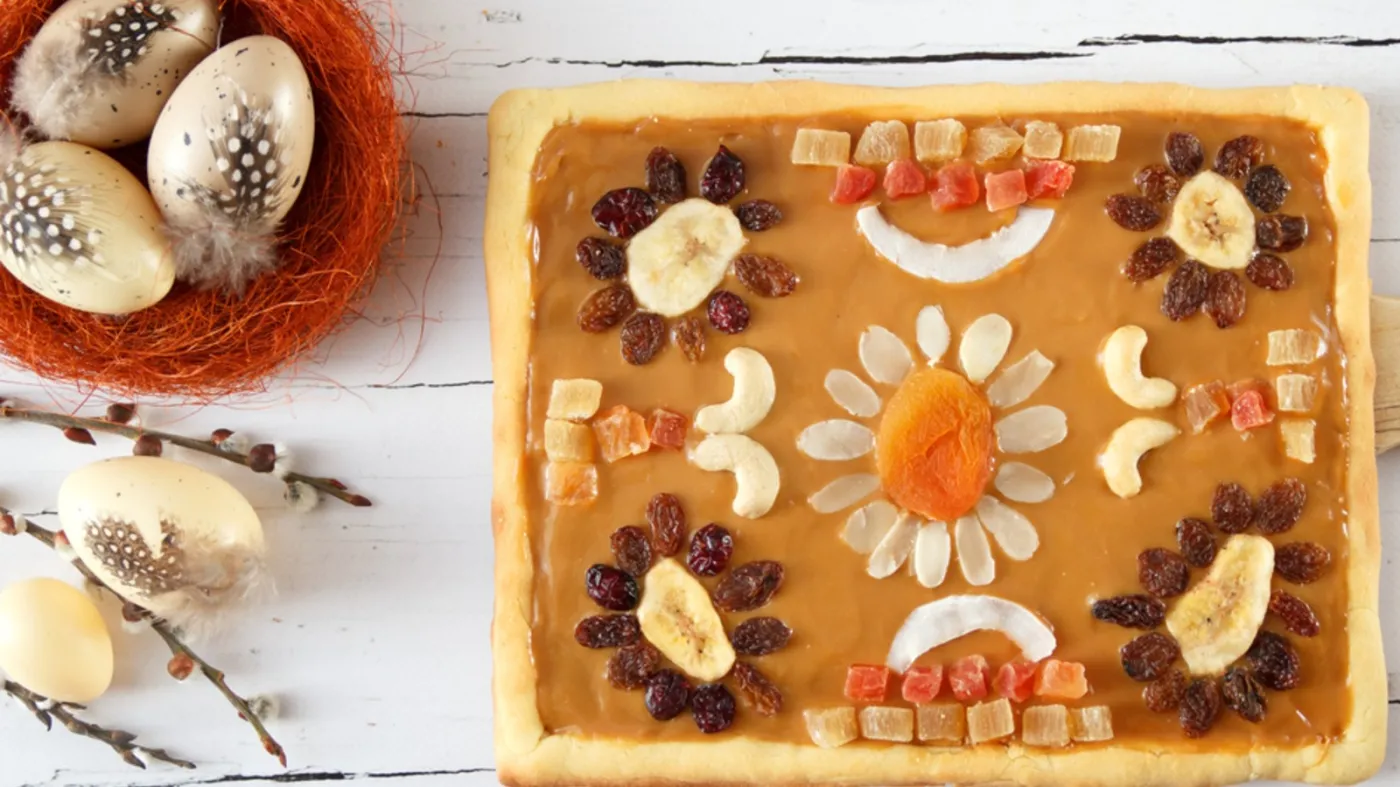 Mazurek wielkanocny. Kruchy spód i masa, która zawsze się udaje