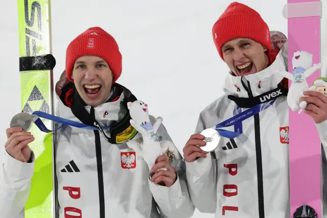 Tomasiak i Wąsek na podium w konkursie duetów. Trzeci medal polskich skoczków narciarskich na igrzyskach olimpijskich