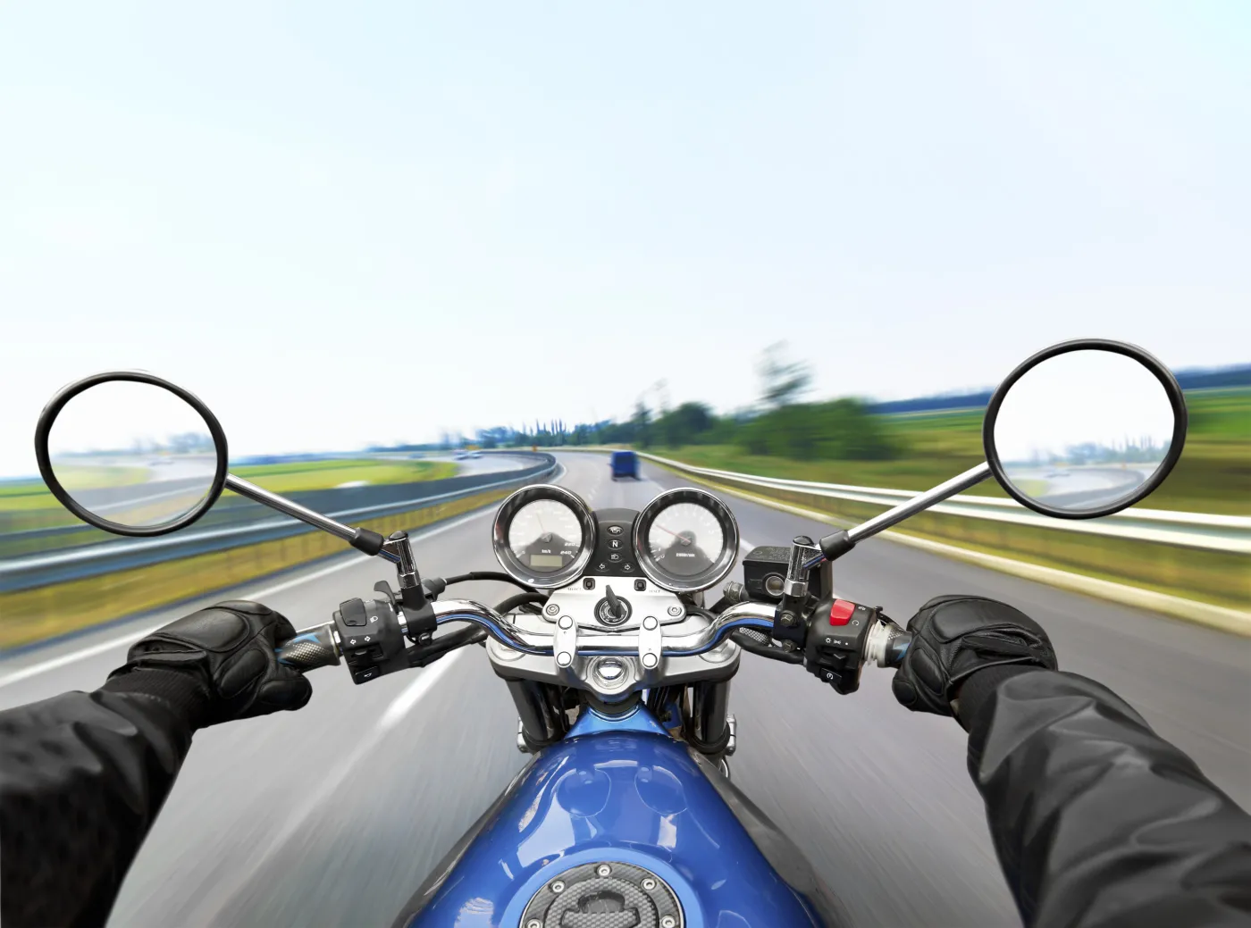 otwarcie sezonu motocyklowego, pierwsza jazda, motocykl po zimie, przygotowanie motocykla do sezonu, jednoślad, opony motocyklowe, piasek na drodze, akumulator po zimie